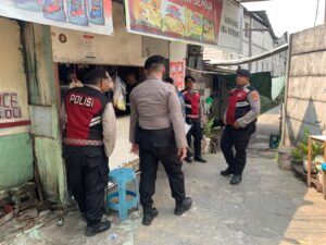 mbminvestigasi.com | Patroli Dialogis Sat Samapta Polres Metro Jakbar Sambangi Warung Warga, Pererat Kedekatan Polisi dan Masyarakat