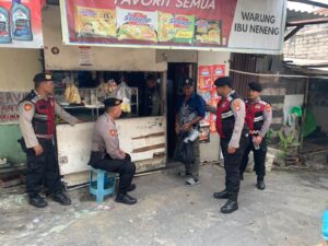 mbminvestigasi.com | Patroli Dialogis Sat Samapta Polres Metro Jakbar Sambangi Warung Warga, Pererat Kedekatan Polisi dan Masyarakat
