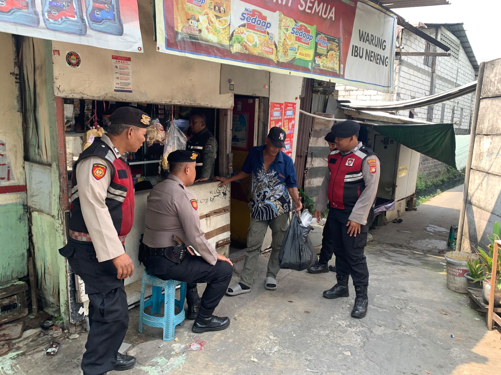 mbminvestigasi.com | Patroli Dialogis Sat Samapta Polres Metro Jakbar Sambangi Warung Warga, Pererat Kedekatan Polisi dan Masyarakat