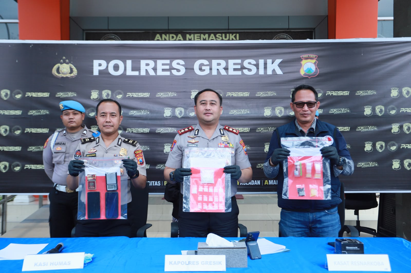 mbminvestigasi.com | Polres Gresik Bongkar Peredaran Narkoba Sistem Ranjau, Dua Kurir Sabu Diamankan