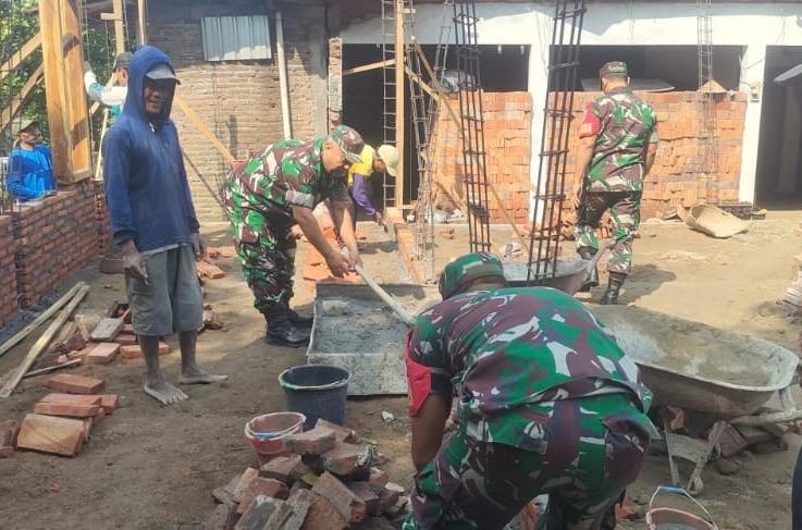 mbminvestigasi.com | Babinsa Terlibat Langsung Bangun Rumah Warga, Wujudkan Semangat Gotong Royong