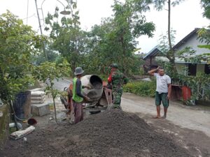 mbminvestigasi.com | Babinsa Koramil 10/Sambi dan Warga Kompak Gotong Royong Bangun Talud di Tempursari