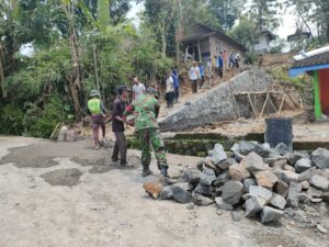 mbminvestigasi.com | Babinsa Koramil 10/Sambi dan Warga Kompak Gotong Royong Bangun Talud di Tempursari