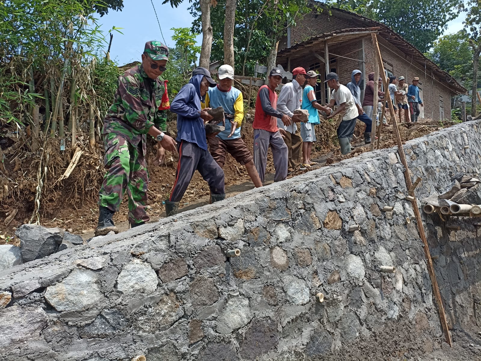 mbminvestigasi.com | Babinsa Koramil 10/Sambi dan Warga Kompak Gotong Royong Bangun Talud di Tempursari