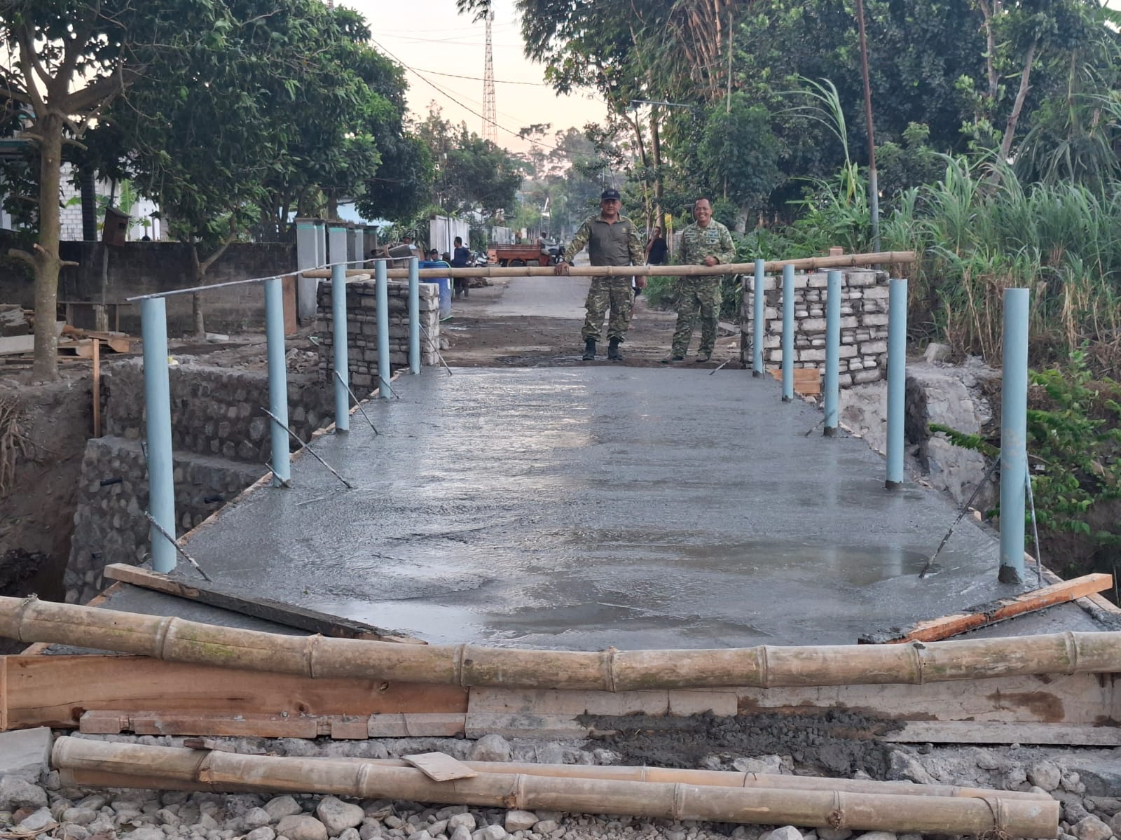 mbminvestigasi.com | Kodim 0809/Kediri Bangun Jembatan Perintis Garuda Merah Putih, Wujud Nyata Bhakti TNI Perkuat Akses dan Ekonomi Warga