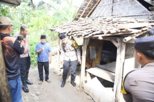 mbminvestigasi.com | Polri Peduli : Polres Bondowoso Santuni Nenek Sebatangkara