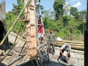 mbminvestigasi.com | Babinsa Koramil 04/Teras Bantu Cor Tiang Rumah Warga, Wujud Nyata Kemanunggalan TNI dengan Rakyat