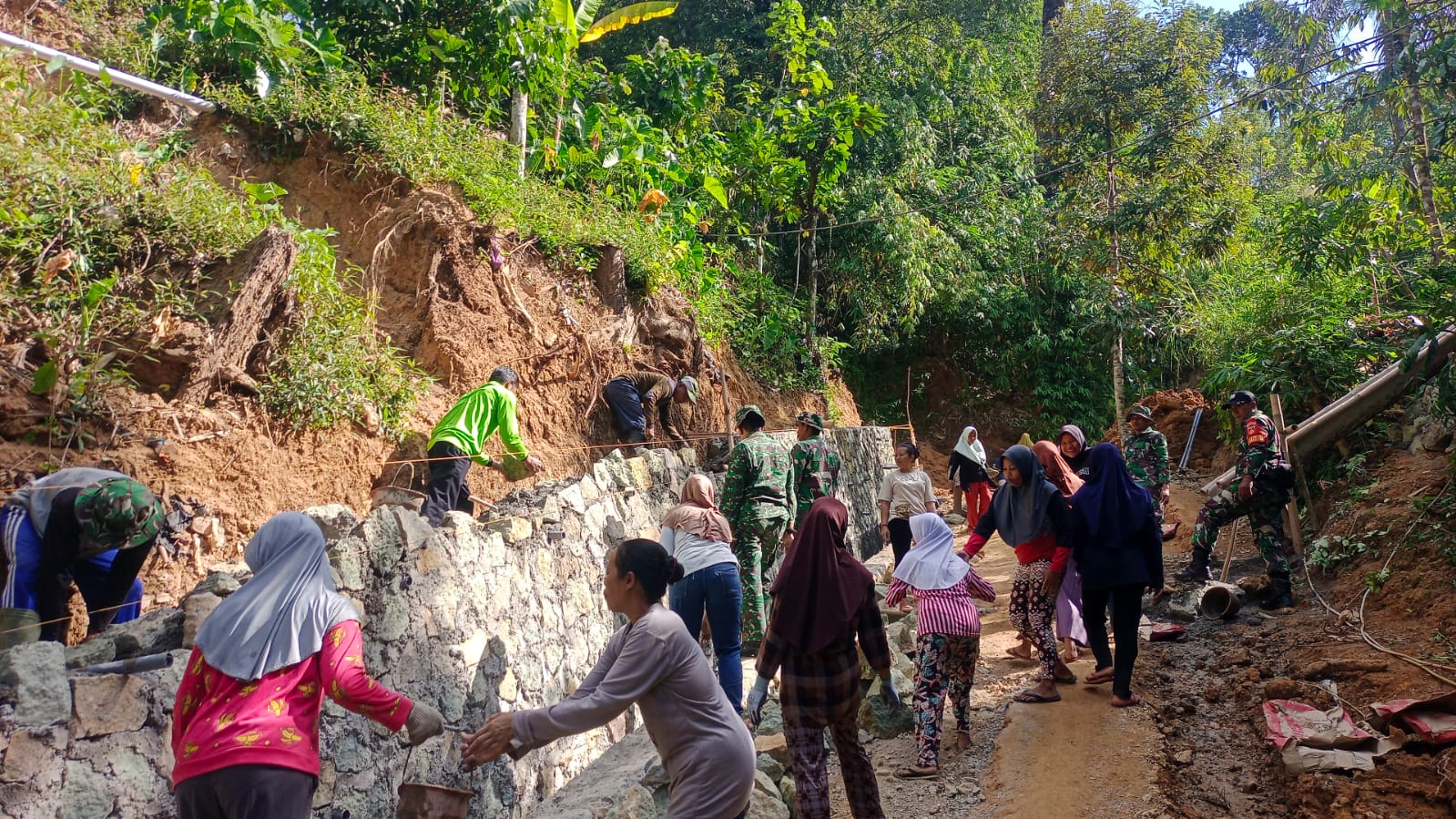 mbminvestigasi.com | Ras Terkuat Dimuka Bumi Turut Berbaur Sukseskan TMMD Di Brenggolo