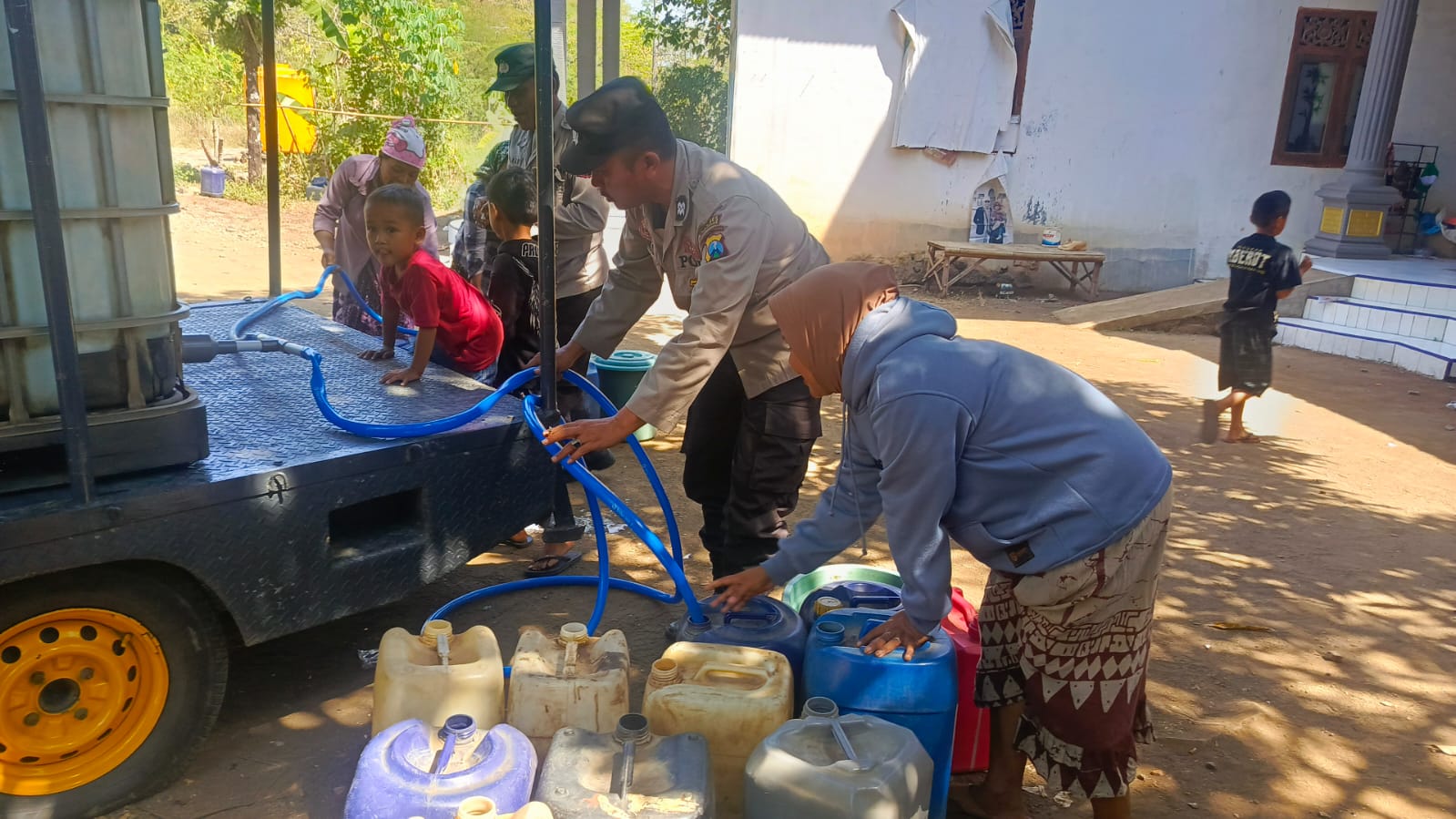 mbminvestigasi.com | Polres Pasuruan Sulap Mobil Patroli Jadi Pengangkut Air Bersih untuk Warga Terdampak Kekeringan