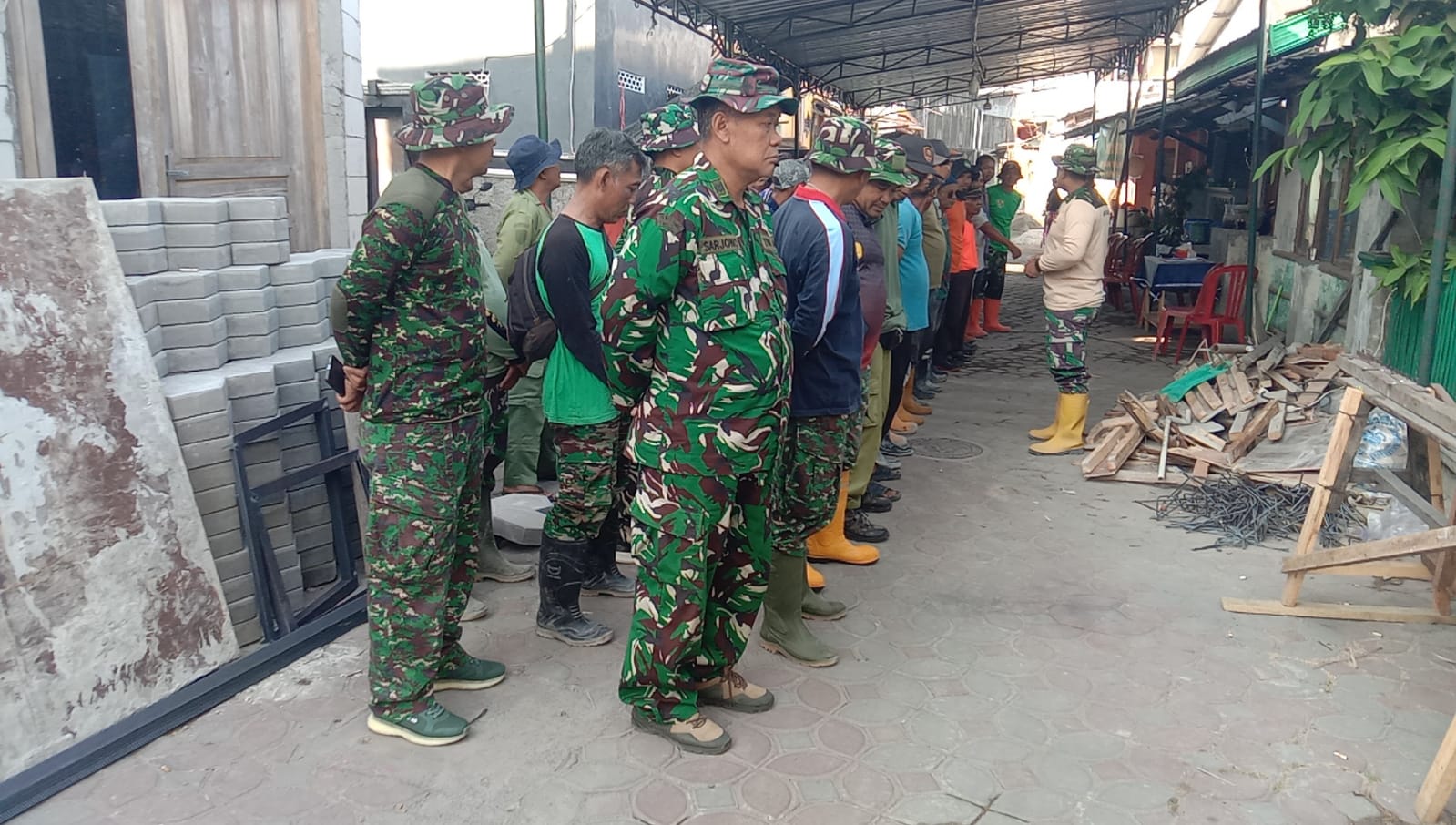 mbminvestigasi.com | Anggota Satgas TMMD, Ormas, Linmas & Masyarakat Tancap Gas Kerjakan Pembongkaran Begesteng dan Pemerataan Tanah