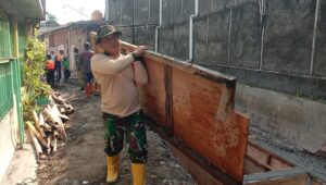 mbminvestigasi.com | Anggota Satgas TMMD, Ormas, Linmas & Masyarakat Tancap Gas Kerjakan Pembongkaran Begesteng dan Pemerataan Tanah