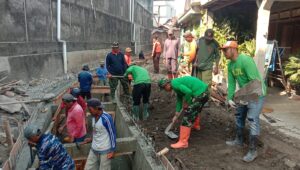 mbminvestigasi.com | Anggota Satgas TMMD, Ormas, Linmas & Masyarakat Tancap Gas Kerjakan Pembongkaran Begesteng dan Pemerataan Tanah