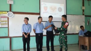 mbminvestigasi.com | Tanamkan Jiwa Nasionalisme Sejak Dini, Pos Kapar Satgas Pamtas Yonarmed 13/Nanggala Berikan Pembekalan Wasbang Interaktif di SMAN 1 Batang Lupar