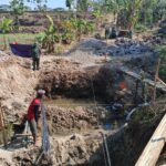 mbminvestigasi.com | Babinsa Kawal Pembangunan Jembatan Beton, Akses Penghubung Karangmalang–Kedawung Segera Terwujud