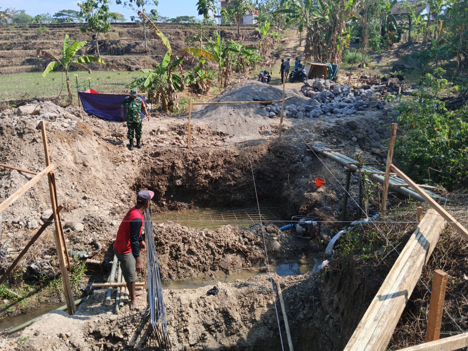 mbminvestigasi.com | Babinsa Kawal Pembangunan Jembatan Beton, Akses Penghubung Karangmalang–Kedawung Segera Terwujud