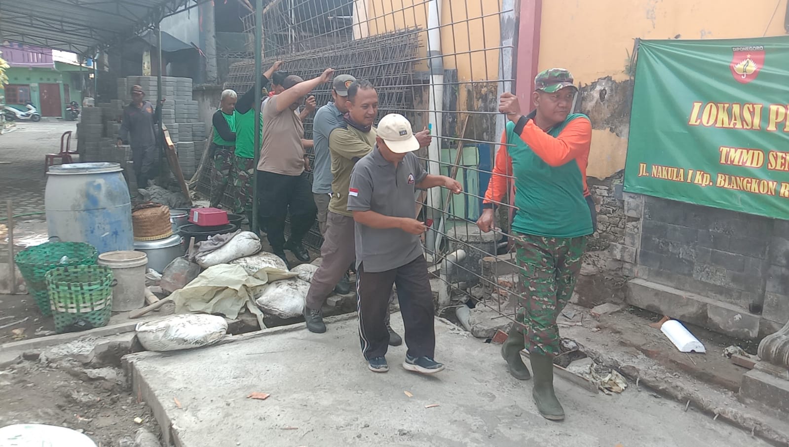 mbminvestigasi.com | Panas Matahari Menyengat, Semangat Tak Padamkan Satgas TMMD, Polri, Ormas dan Warga Masyarakat Kebut Pemasangan Hermest & Bodex
