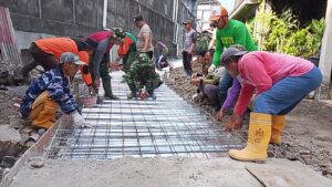 mbminvestigasi.com | Panas Matahari Menyengat, Semangat Tak Padamkan Satgas TMMD, Polri, Ormas dan Warga Masyarakat Kebut Pemasangan Hermest & Bodex