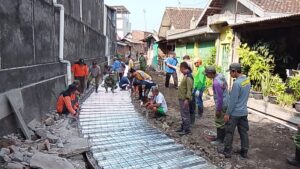 mbminvestigasi.com | Panas Matahari Menyengat, Semangat Tak Padamkan Satgas TMMD, Polri, Ormas dan Warga Masyarakat Kebut Pemasangan Hermest & Bodex