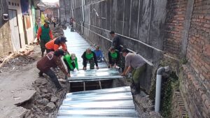 mbminvestigasi.com | Panas Matahari Menyengat, Semangat Tak Padamkan Satgas TMMD, Polri, Ormas dan Warga Masyarakat Kebut Pemasangan Hermest & Bodex
