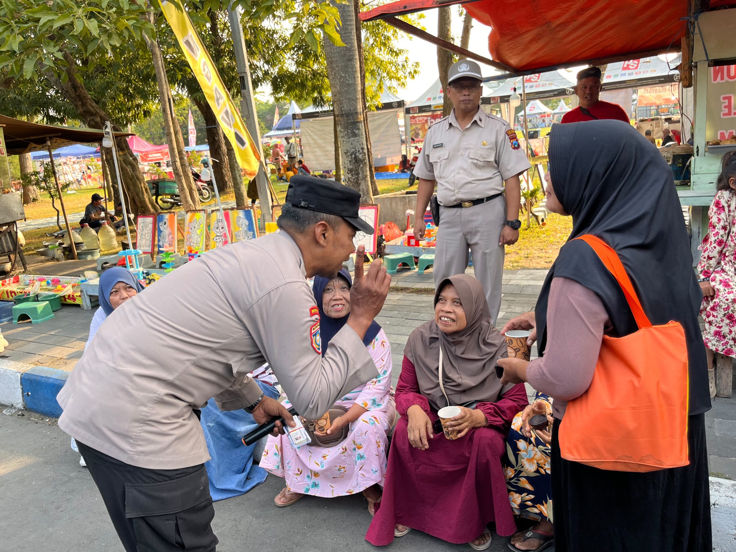 mbminvestigasi.com | Pojok Kamtibmas Polres Ngawi Hadir di Pasar Krompol Ajak Warga Jaga Kamtibmas