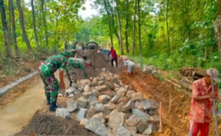 mbminvestigasi.com | Babinsa dan Warga Gesi Satukan Tenaga, Jalan Cor Jadi Simbol Kemanunggalan TNI-Rakyat