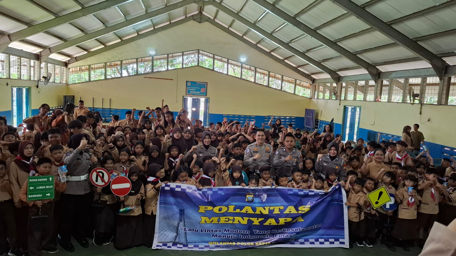 mbminvestigasi.com | POLDA KEPRI TANAMKAN BUDAYA TERTIB BERLALU LINTAS SEJAK DINI MELALUI PROGRAM "POLISI SAHABAT ANAK" DI SD KARTINI I BATAM mbminvestigasi.com | POLDA KEPRI TANAMKAN BUDAYA TERTIB BERLALU LINTAS SEJAK DINI MELALUI PROGRAM "POLISI SAHABAT ANAK" DI SD KARTINI I BATAM