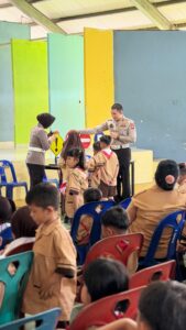mbminvestigasi.com | POLDA KEPRI TANAMKAN BUDAYA TERTIB BERLALU LINTAS SEJAK DINI MELALUI PROGRAM "POLISI SAHABAT ANAK" DI SD KARTINI I BATAM