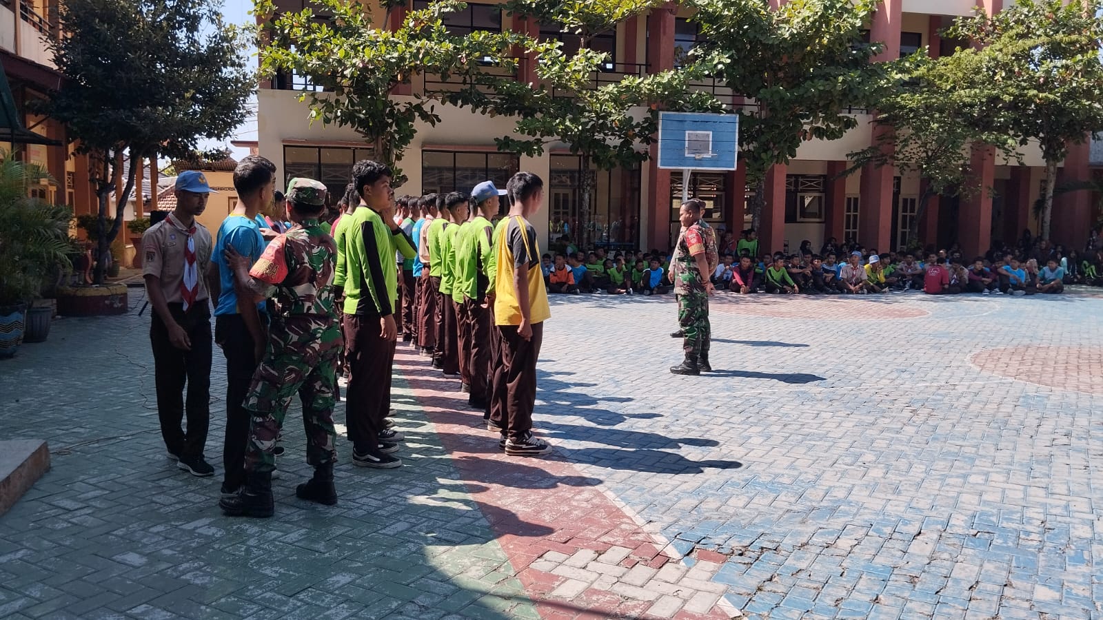 mbminvestigasi.com | Disiplin Tak Cukup Diajarkan di Kelas, Babinsa Gembleng Mental Siswa SMKN 1 Gesi Lewat Latihan PBB