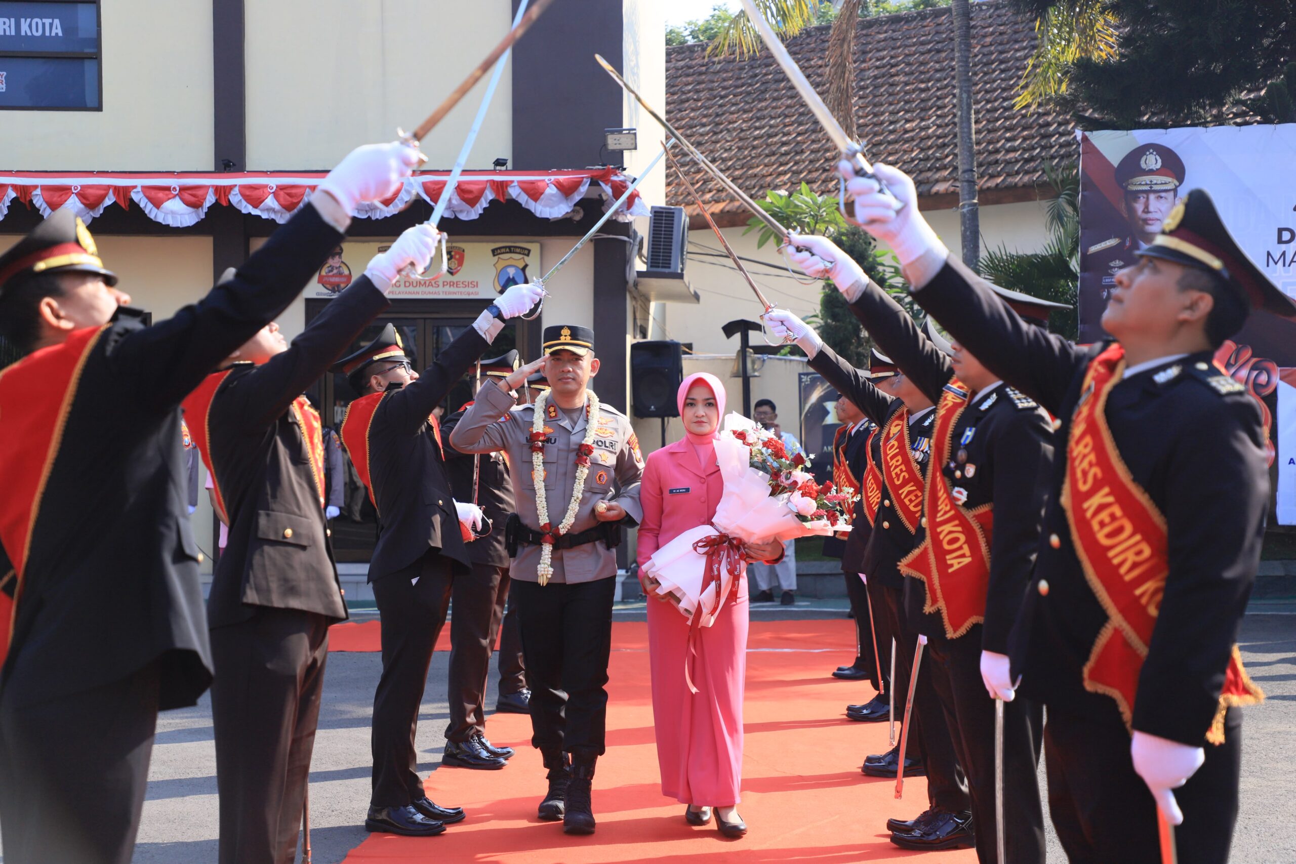 mbminvestigasi.com | Prosesi Adat dan Tradisi Kepolisian Warnai Penyambutan AKBP Kresno Wisnu Putranto di Polres Kediri Kota