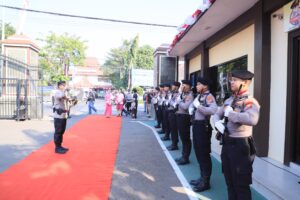 mbminvestigasi.com | Prosesi Adat dan Tradisi Kepolisian Warnai Penyambutan AKBP Kresno Wisnu Putranto di Polres Kediri Kota