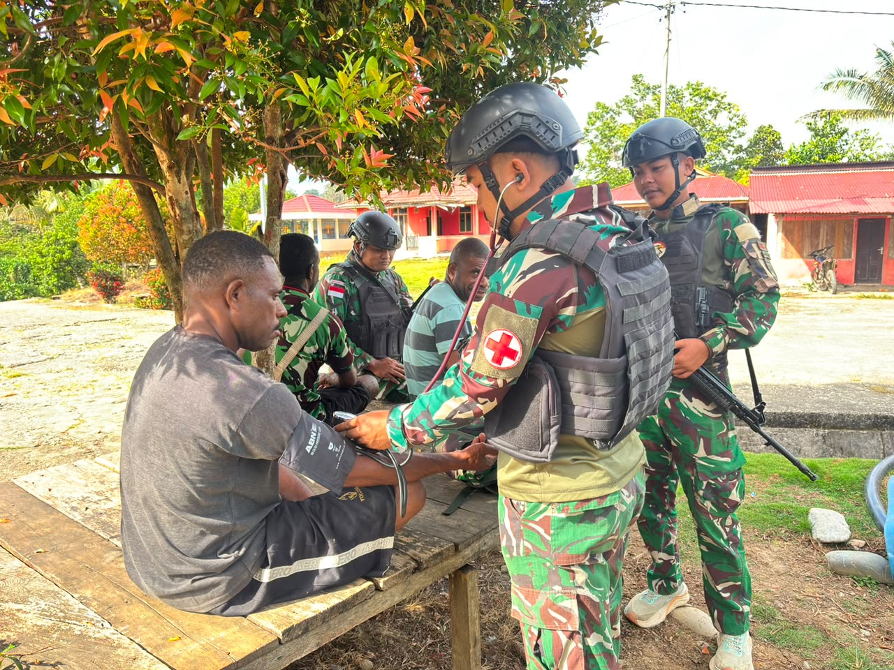 mbminvestigasi.com | Satgas Pamtas Kewilayahan RI-PNG Yonif 410 Alugoro Berikan Pelayanan Kesehatan di Ujung Timur Indonesia