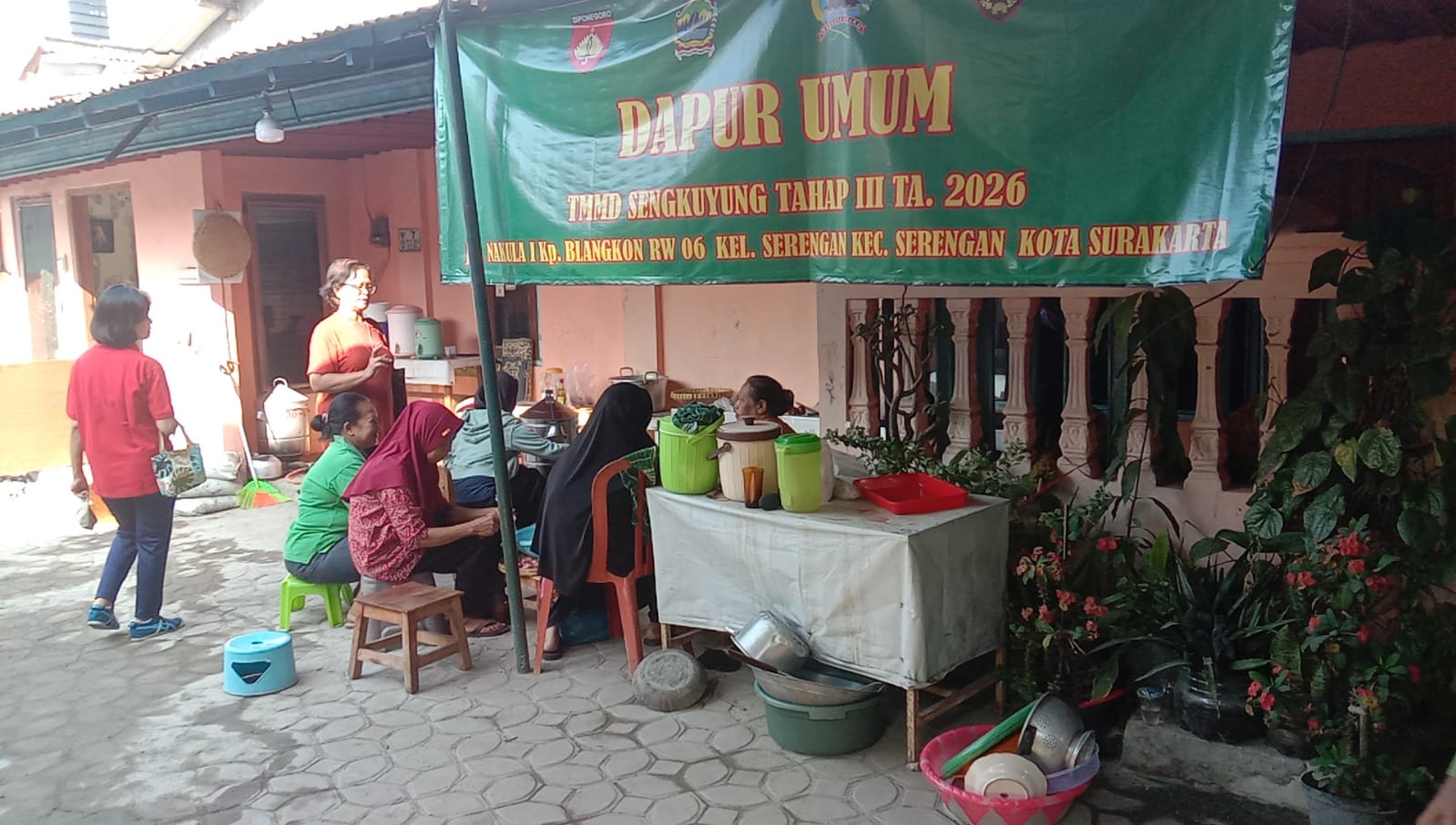 mbminvestigasi.com | Tak Sekadar Kerja Bangun Saluran Air, Satgas TMMD, Ormas & Warga Hadirkan Semangat Kekeluargaan Dengan Sarapan Pagi Serta Makan Siang mbminvestigasi.com | Tak Sekadar Kerja Bangun Saluran Air, Satgas TMMD, Ormas & Warga Hadirkan Semangat Kekeluargaan Dengan Sarapan Pagi Serta Makan Siang