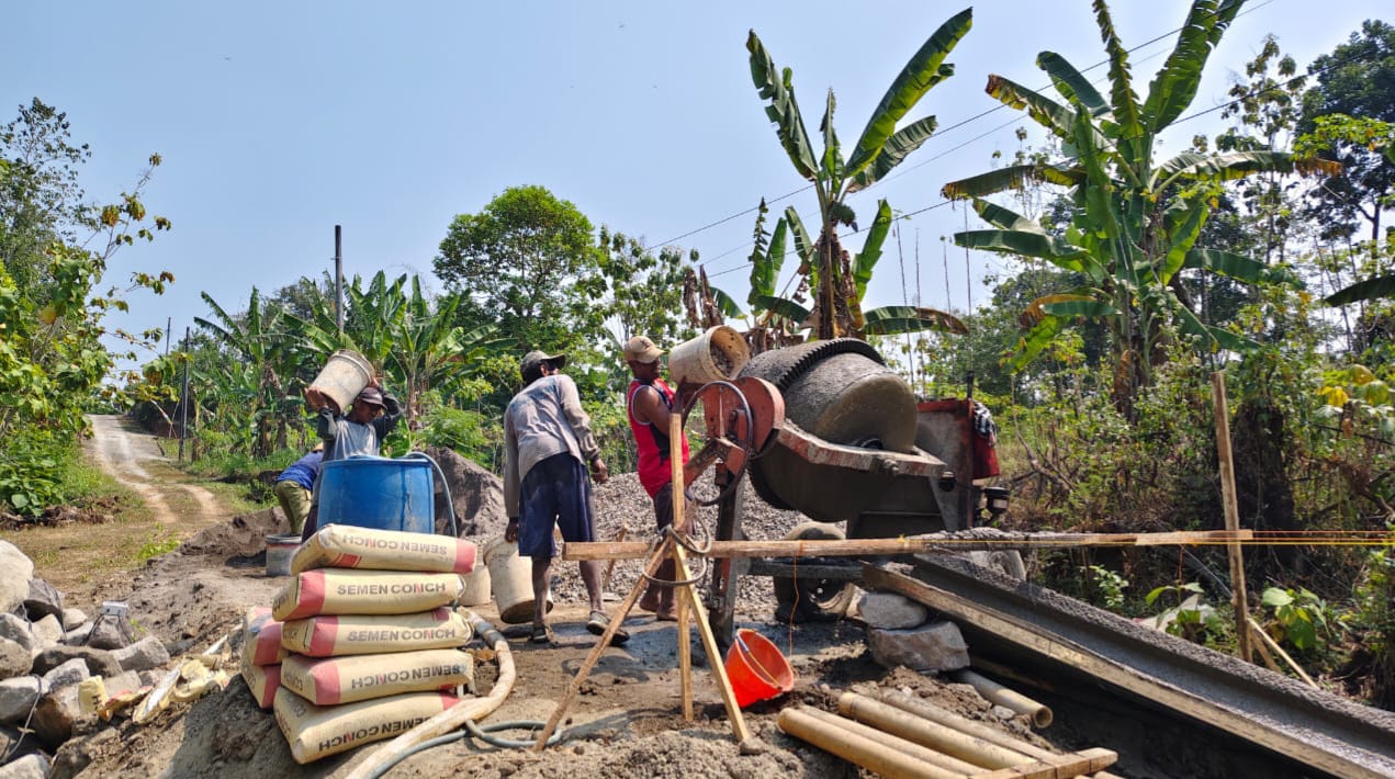 mbminvestigasi.com | Jembatan Merah Putih Wujudkan Impian Warga Gumukrejo, Sasak Bambu Berganti Jembatan Beton Kokoh mbminvestigasi.com | Jembatan Merah Putih Wujudkan Impian Warga Gumukrejo, Sasak Bambu Berganti Jembatan Beton Kokoh