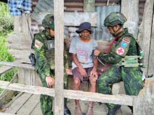 mbminvestigasi.com | TNI Hadir untuk Rakyat: Satgas Yonif 645/GTY Gelar Layanan Kesehatan Door-to-Door di Desa Ampera mbminvestigasi.com | TNI Hadir untuk Rakyat: Satgas Yonif 645/GTY Gelar Layanan Kesehatan Door-to-Door di Desa Ampera