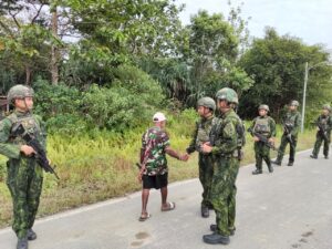mbminvestigasi.com | TNI Hadir untuk Rakyat: Satgas Yonif 645/GTY Gelar Layanan Kesehatan Door-to-Door di Desa Ampera