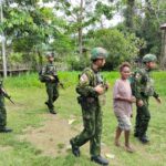 mbminvestigasi.com | TNI Hadir untuk Rakyat: Satgas Yonif 645/GTY Gelar Layanan Kesehatan Door-to-Door di Desa Ampera