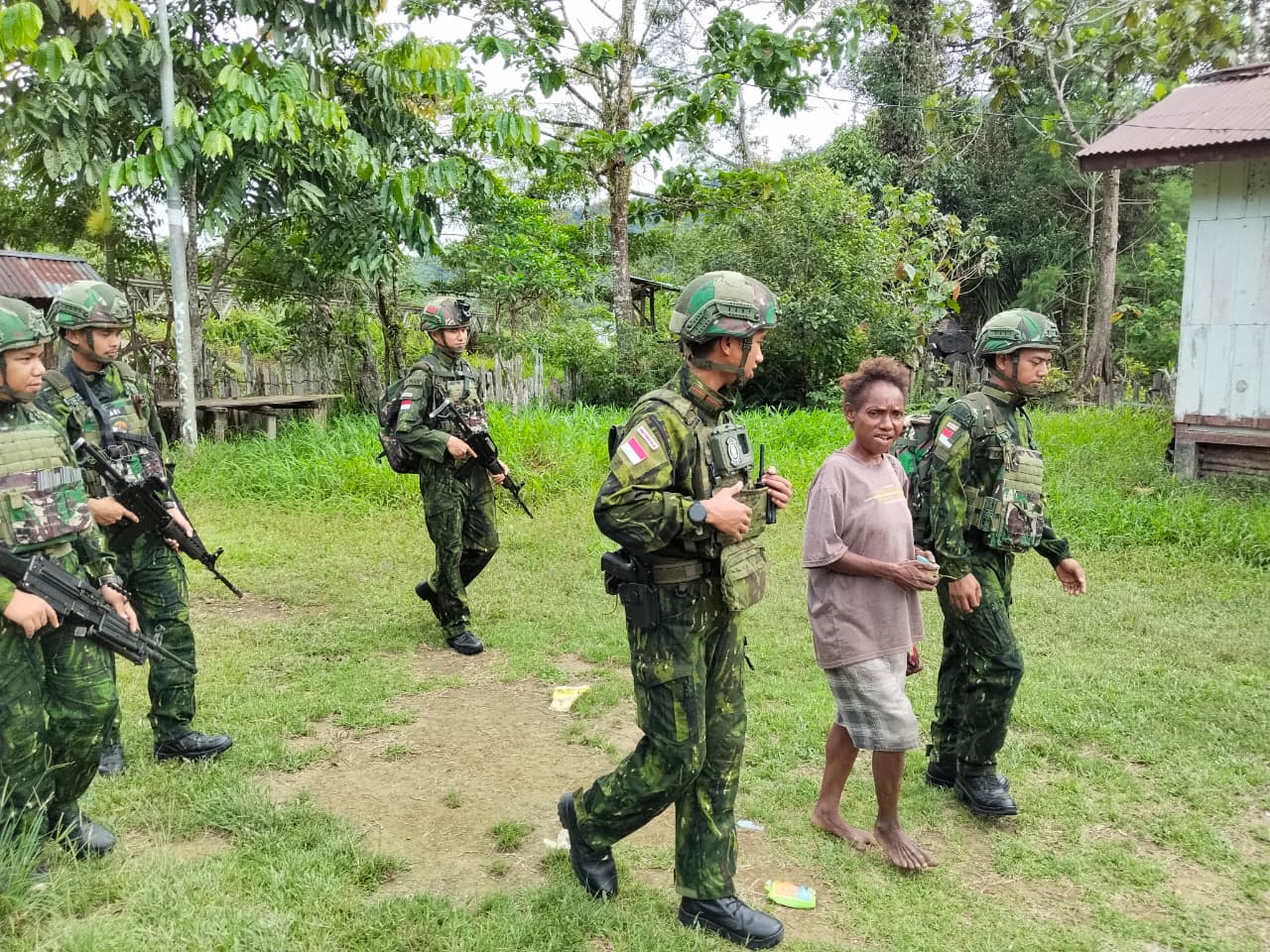 mbminvestigasi.com | TNI Hadir untuk Rakyat: Satgas Yonif 645/GTY Gelar Layanan Kesehatan Door-to-Door di Desa Ampera mbminvestigasi.com | TNI Hadir untuk Rakyat: Satgas Yonif 645/GTY Gelar Layanan Kesehatan Door-to-Door di Desa Ampera