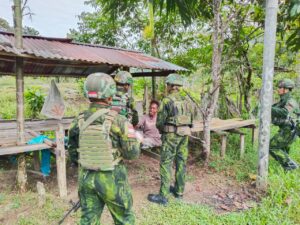 mbminvestigasi.com | TNI Hadir untuk Rakyat: Satgas Yonif 645/GTY Gelar Layanan Kesehatan Door-to-Door di Desa Ampera