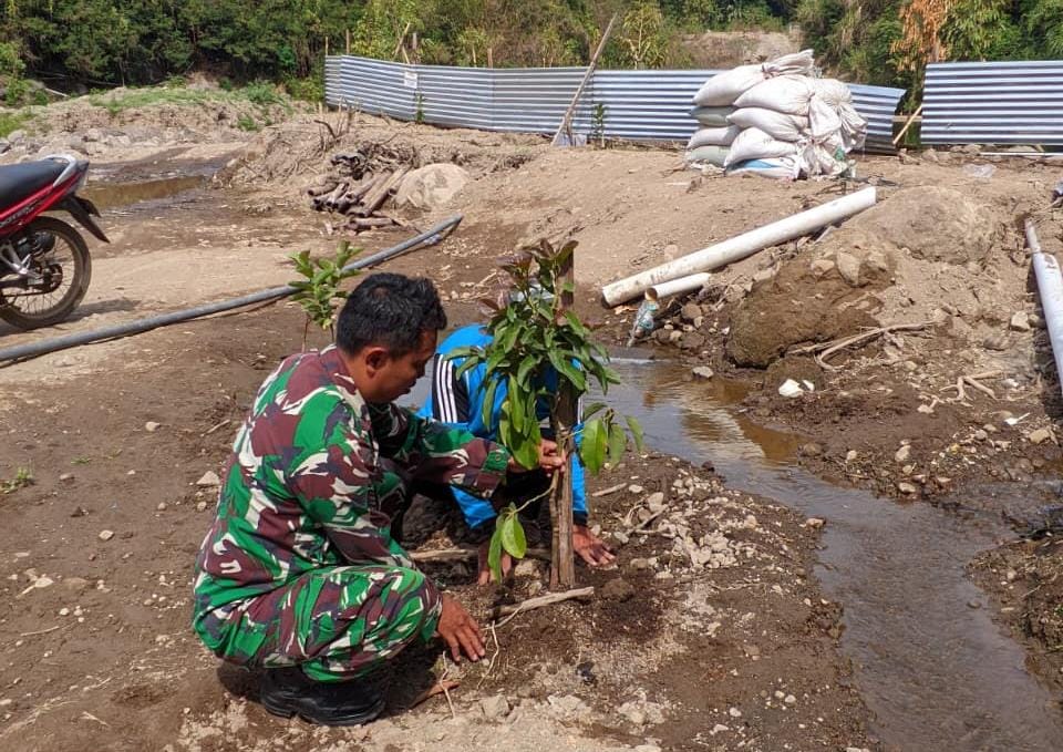 mbminvestigasi.com | Hijaukan Lereng Sungai, Babinsa Mliwis Bersama Warga Tanam Pohon Demi Cegah Banjir dan Longsor mbminvestigasi.com | Hijaukan Lereng Sungai, Babinsa Mliwis Bersama Warga Tanam Pohon Demi Cegah Banjir dan Longsor