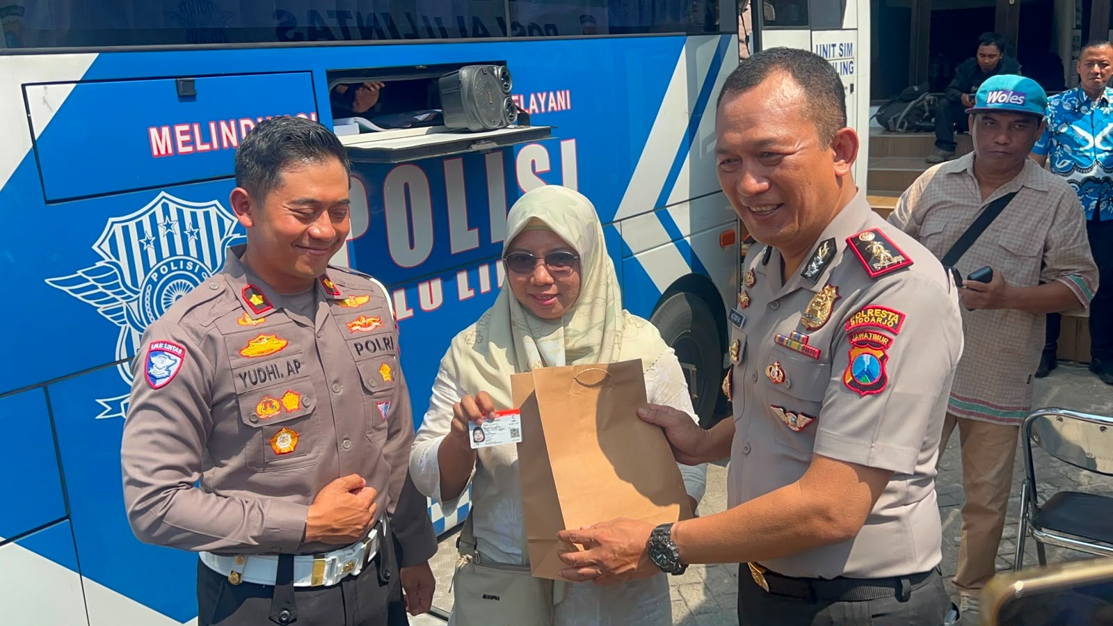 mbminvestigasi.com | Sambut Hari Kemerdekaan RI ke - 81 Polresta Sidoarjo Hadirkan Layanan SIM Keliling 24 Jam Selama 17 Hari Non Stop mbminvestigasi.com | Sambut Hari Kemerdekaan RI ke - 81 Polresta Sidoarjo Hadirkan Layanan SIM Keliling 24 Jam Selama 17 Hari Non Stop