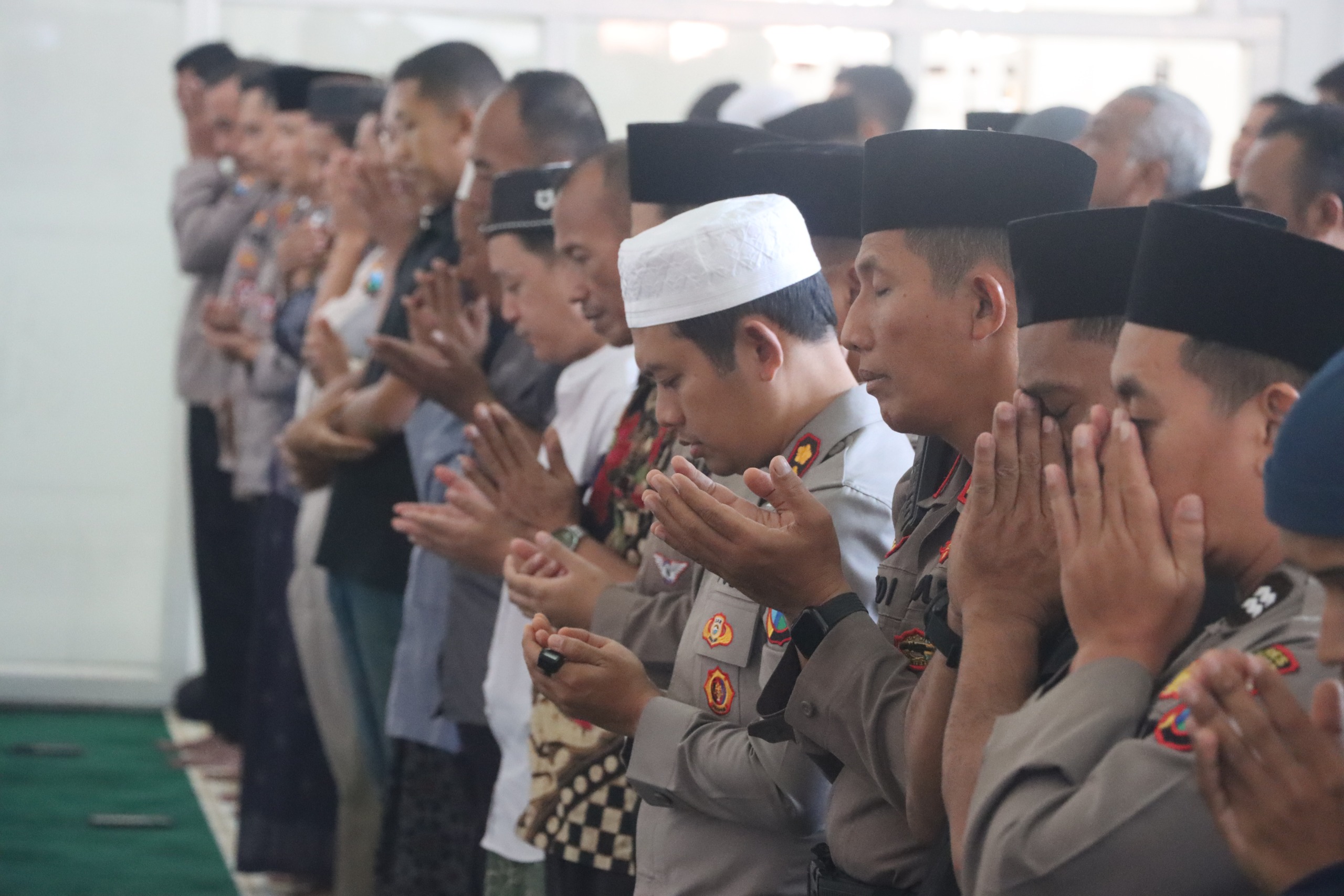 mbminvestigasi.com | Prihatin Tingginya Korban Kecelakaan, Kapolres Pasuruan Gelar Salat Ghaib dan Doa Bersama mbminvestigasi.com | Prihatin Tingginya Korban Kecelakaan, Kapolres Pasuruan Gelar Salat Ghaib dan Doa Bersama