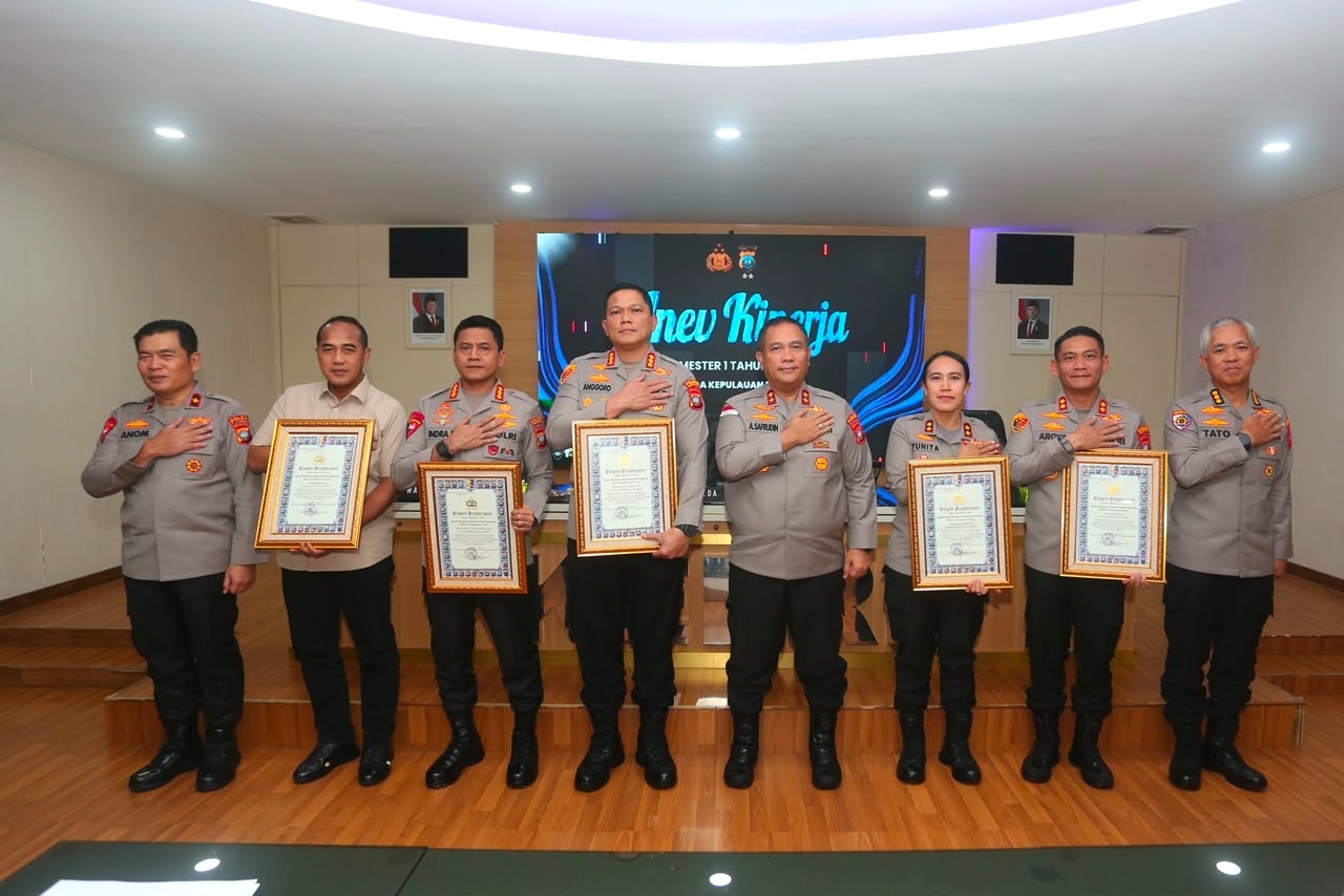 mbminvestigasi.com | KAPOLDA KEPRI SERAHKAN PIAGAM PENGHARGAAN KAPOLRI KEPADA LIMA SATUAN KERJA PERAIH PREDIKAT PELAYANAN PRIMA