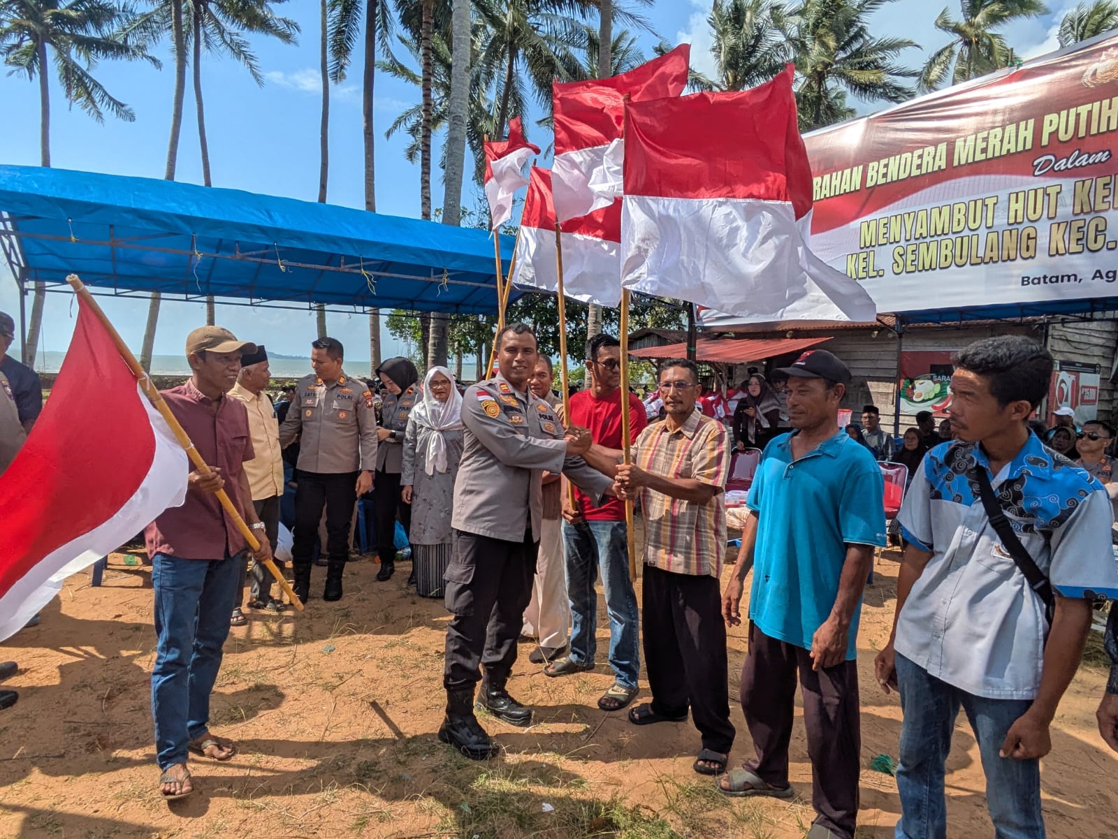 mbminvestigasi.com | Polresta Barelang Serahkan Ratusan Bendera Merah Putih dan Salurkan Bantuan Sosial di Sembulang Sambut HUT Kemerdekaan RI Ke-81