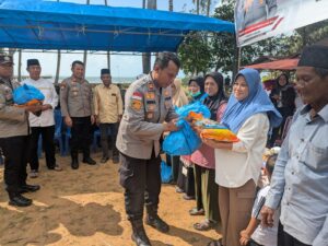 mbminvestigasi.com | Polresta Barelang Serahkan Ratusan Bendera Merah Putih dan Salurkan Bantuan Sosial di Sembulang Sambut HUT Kemerdekaan RI Ke-81