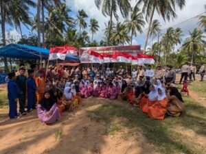 mbminvestigasi.com | Polresta Barelang Serahkan Ratusan Bendera Merah Putih dan Salurkan Bantuan Sosial di Sembulang Sambut HUT Kemerdekaan RI Ke-81