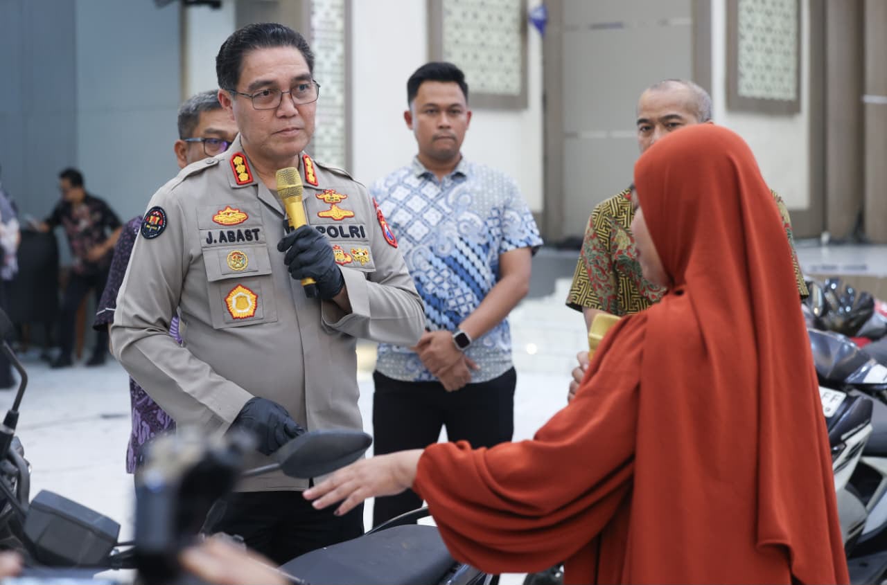 mbminvestigasi.com | Polda Jatim Kembalikan Mobil dan Motor Hasil Ungkap Kasus Curanmor kepada Para Korban Tanpa Biaya mbminvestigasi.com | Polda Jatim Kembalikan Mobil dan Motor Hasil Ungkap Kasus Curanmor kepada Para Korban Tanpa Biaya