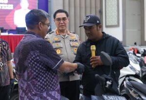 mbminvestigasi.com | Polda Jatim Kembalikan Mobil dan Motor Hasil Ungkap Kasus Curanmor kepada Para Korban Tanpa Biaya mbminvestigasi.com | Polda Jatim Kembalikan Mobil dan Motor Hasil Ungkap Kasus Curanmor kepada Para Korban Tanpa Biaya