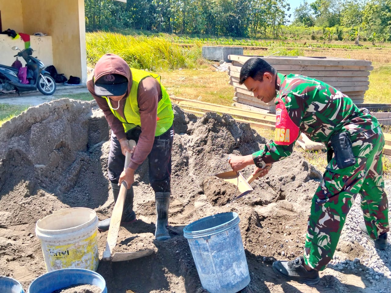 mbminvestigasi.com | Dukung Peningkatan Mutu Pendidikan, Babinsa Nogosari Monitor Revitalisasi SMK Negeri I