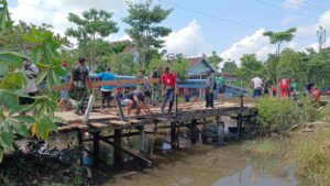 mbminvestigasi.com | Jembatan Rusak Disulap Kembali Layak, Satgas Pamtas RI-Malaysia Yonarmed 19/Bogani Bergerak Bersama Warga