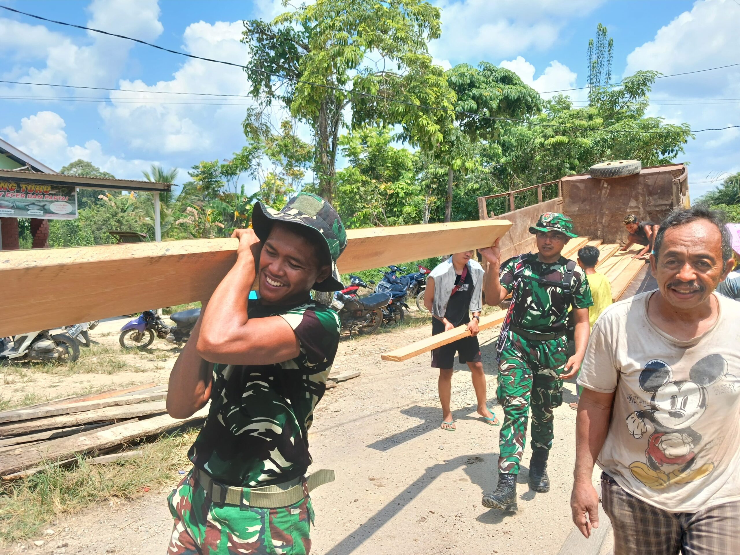 mbminvestigasi.com | Jembatan Rusak Disulap Kembali Layak, Satgas Pamtas RI-Malaysia Yonarmed 19/Bogani Bergerak Bersama Warga mbminvestigasi.com | Jembatan Rusak Disulap Kembali Layak, Satgas Pamtas RI-Malaysia Yonarmed 19/Bogani Bergerak Bersama Warga